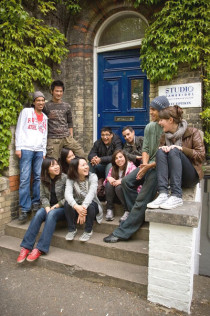 Студенты на ступеньках