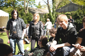 Студенты в саду школы