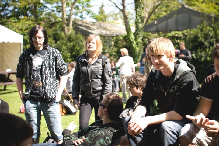 Студенты в саду школы