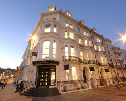 здание школы St Giles International в Брайтоне
