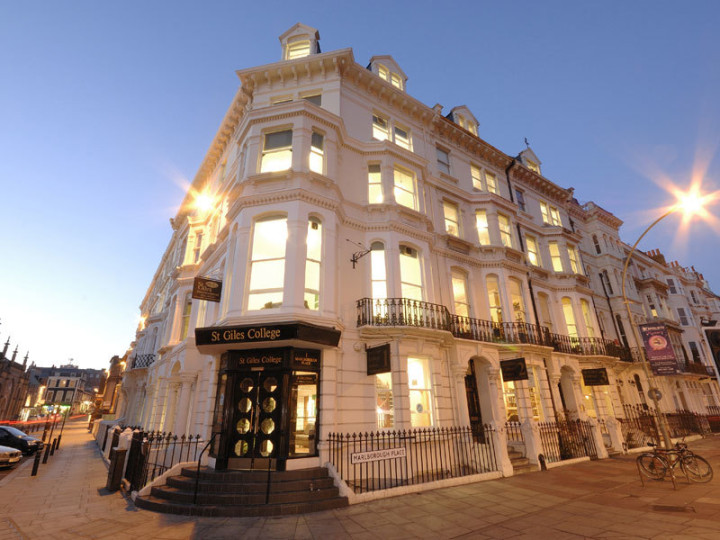 здание школы St Giles International в Брайтоне