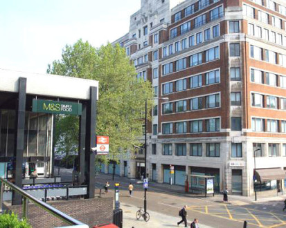 здание школы EC London