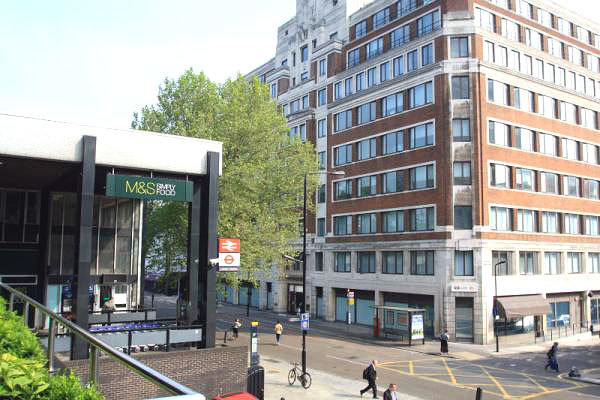 здание школы EC London