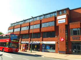 здание школы LAL в Лондоне