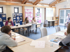 Студенты Bell Bloxham в классе