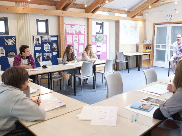 Студенты Bell Bloxham в классе