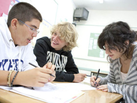 Студенты Bell Bloxham во время занятий