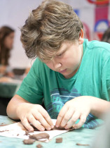 На занятиях по лепке из глины