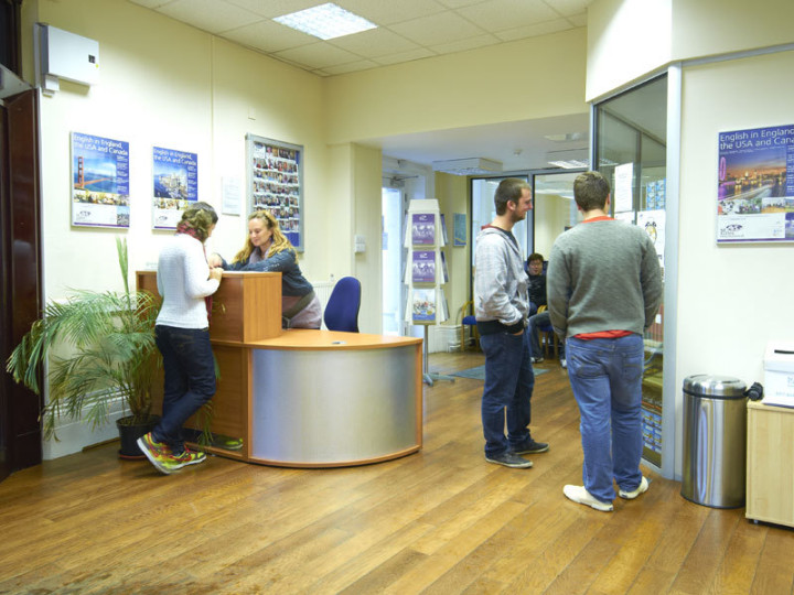 ресепшн в St Giles Brighton