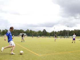Занятия футболом в Wellington College
