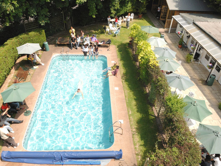 бассейн и сад школы St Giles Eastbourne