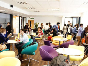 студенты EC London на перерыве