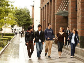 студенты EC London