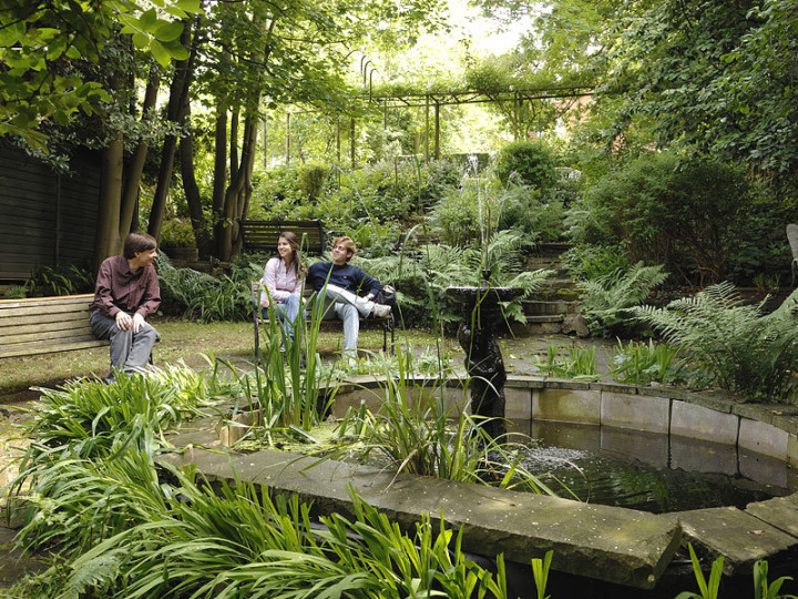 парк на территории школы St Giles London Highgate