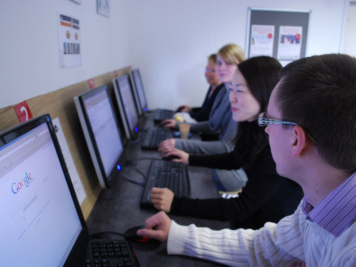 рабочая зона с компьютерами и доступом к Интернету