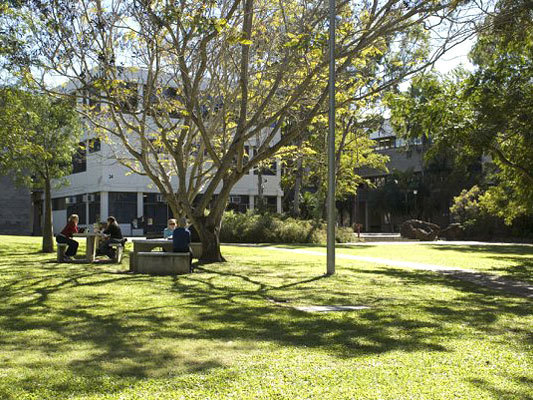 Территория кампуса Central Queensland University в Рокхемптоне
