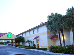 Здание школы LAL в Форт-Лодердейле