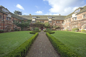 внутренний двор школы Bell в Сент-Олбанс