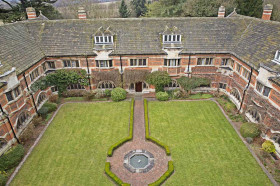 главное здание и внутренний двор школы Bell St Albans