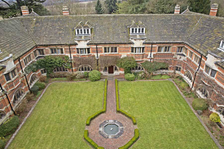 главное здание и внутренний двор школы Bell St Albans