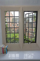 вид из комнаты во двор школы