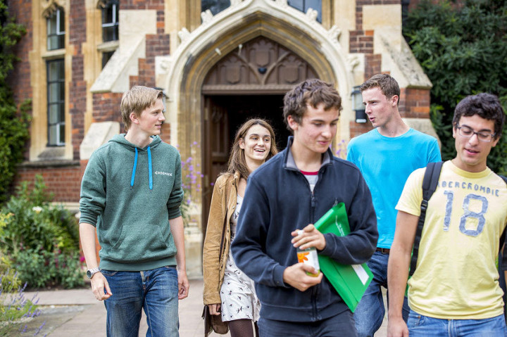 студенты курса «Discover Cambridge»