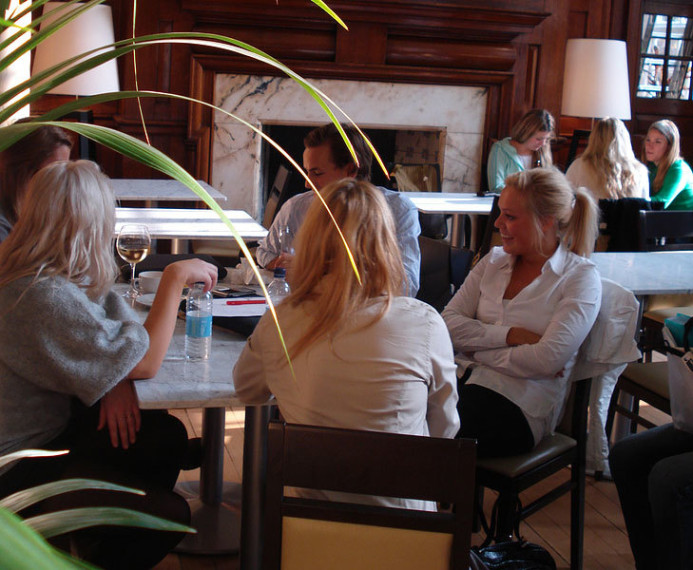 Студенты курса Bede's Discover London