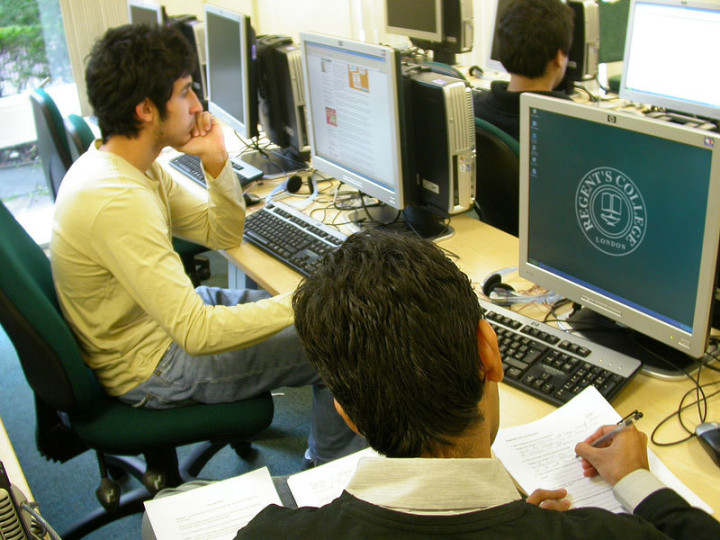 Студенты курса Bede's Discover London