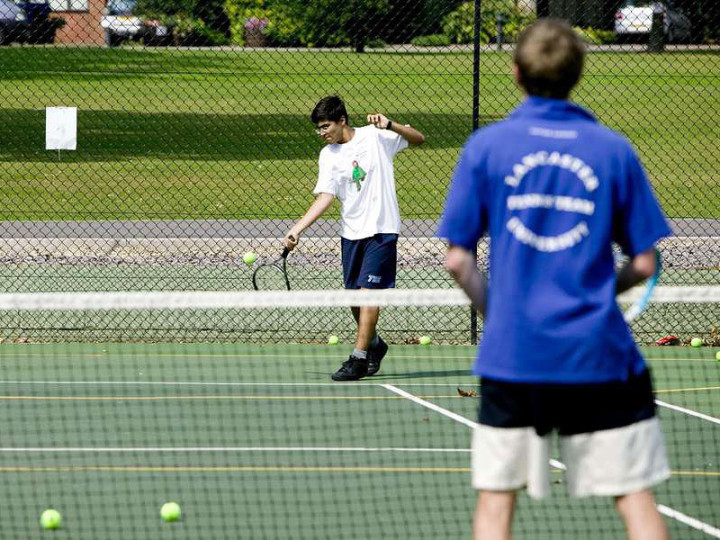 Занятия теннисом