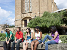 Студенты LAL St Mary's University College