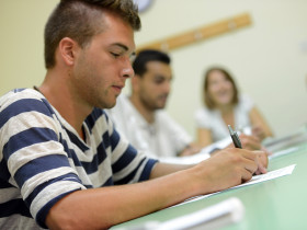 Студенты на уроке английского языка