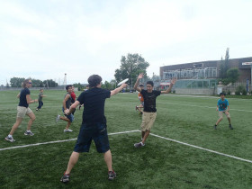 Студенты Wynchemna Calgary на футбольном поле