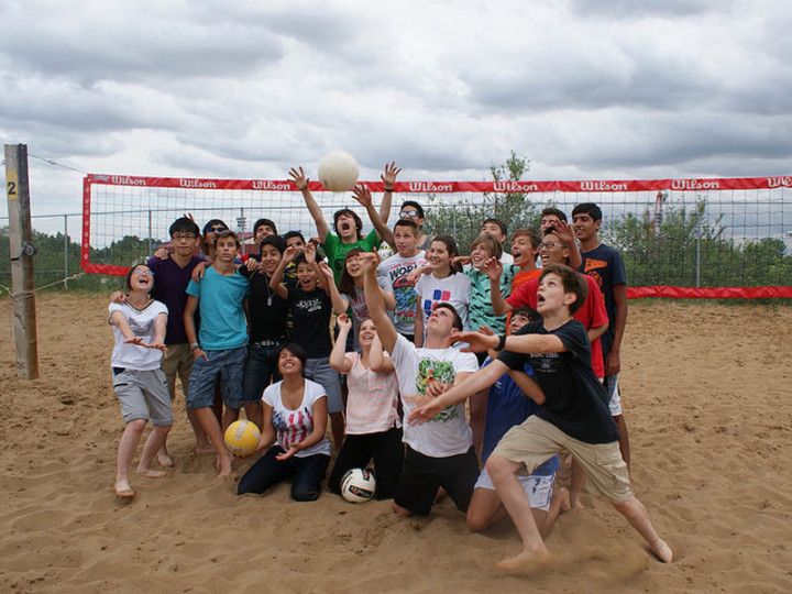 Студенты Wynchemna Calgary на игре в волейбол