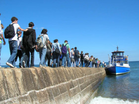 Студенты OISE Dawlish на морской прогулке