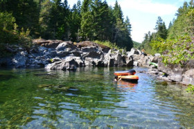 Берег горной реки