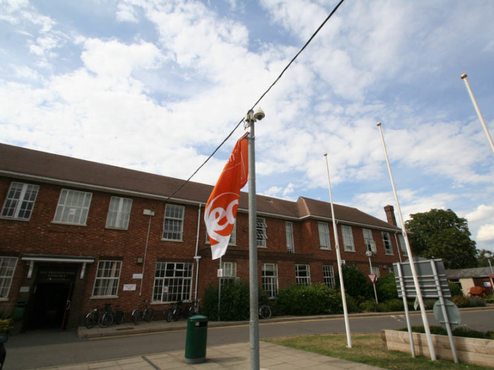 Здание школы EC Cambridge