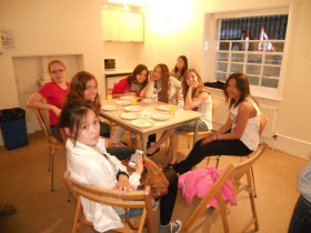 Поздний ужин на общей кухне в студенческой резиденции