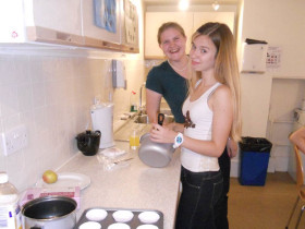 Приготовление еды в кухне на кампусе