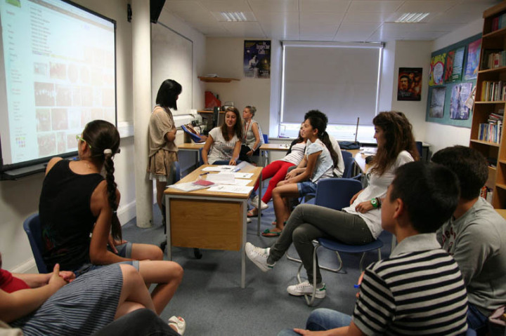 Студенты British Study Centres Wycliffe College на занятиях