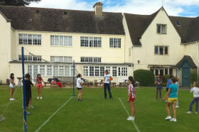 Студенты British Study Centres Wycliffe College на занятиях волейболом