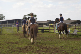 Студенты British Study Centres Wycliffe College на занятиях конным спортом