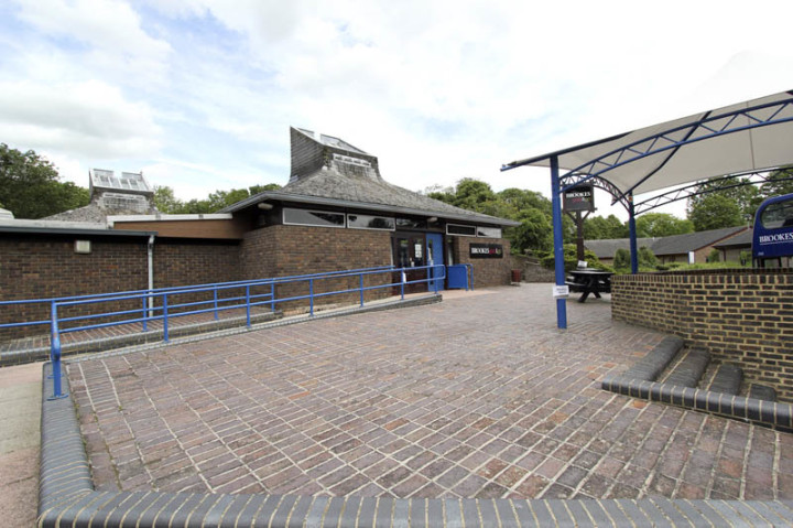 Здание Embassy Summer Oxford Wheatley