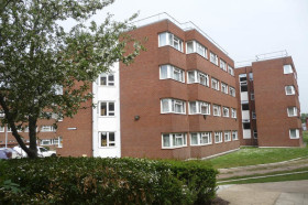 Здание Embassy Summer London Uxbridge