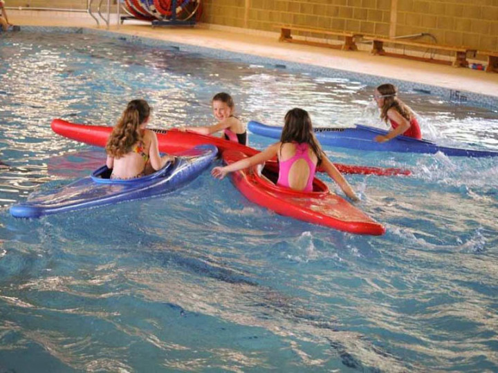 Учащиеся Heathfield International Summer School в бассейне