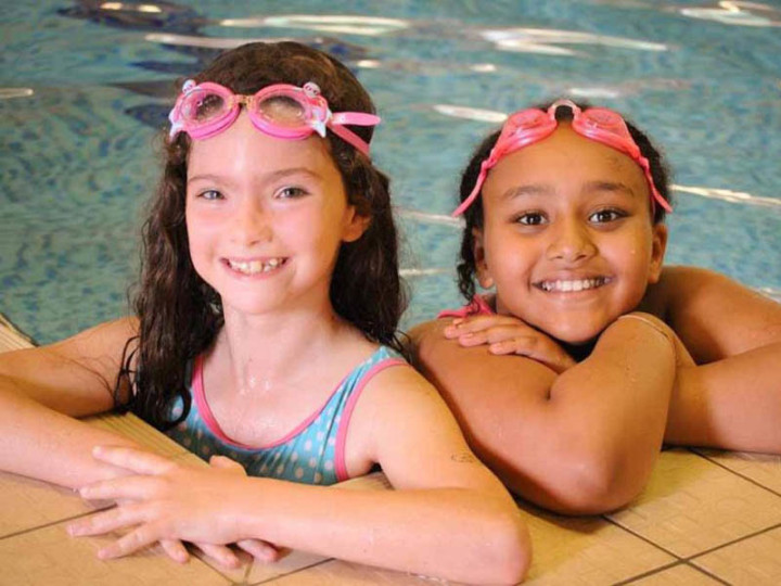 Учащиеся Heathfield International Summer School в бассейне