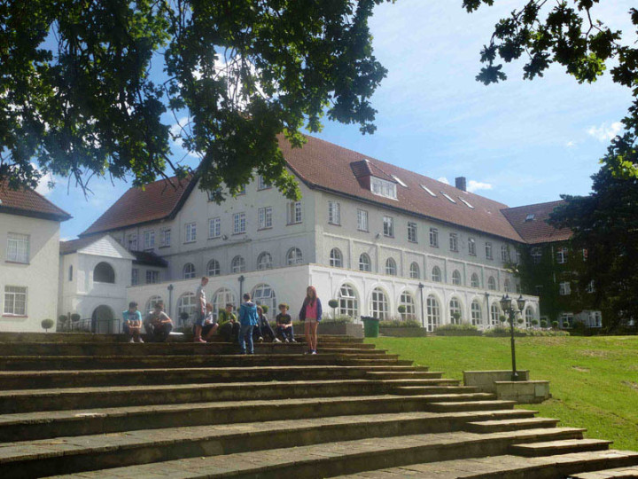 Здание школы Lines Downe House