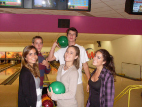 Студенты Lines Downe House в боулинге