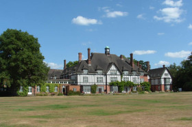 Здание школы Lines Queenswood