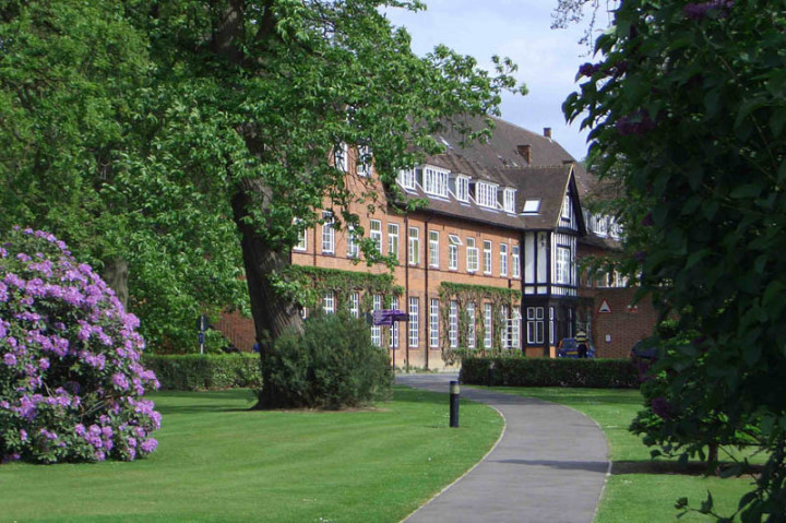 Здание школы Lines Queenswood