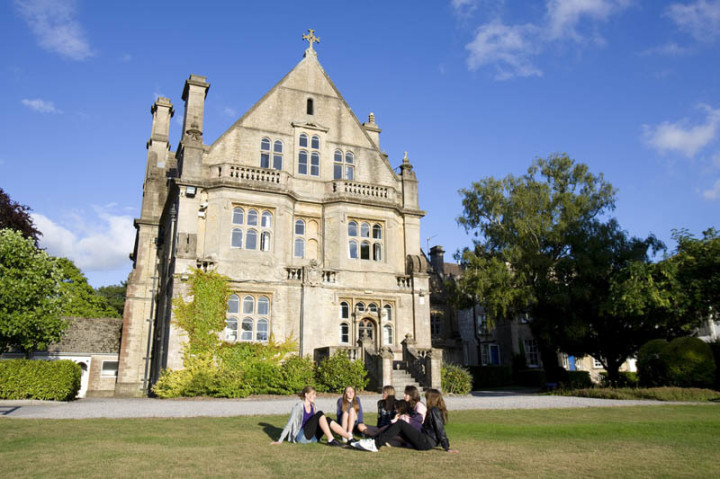 Здание школы Embassy Academy Warminster School